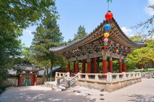 Corea del Sur: puerta de madera y pabellones del templo Bulguksa en Gyeongju
