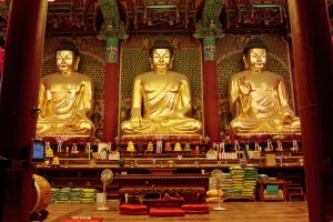 Corea del Sur: Buda dorado en el templo Jogyesa de Seúl