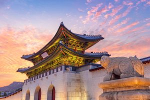 Corea del Sur: puerta del Palacio Gyeongbokgung al anochecer en Seúl