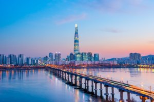 Corea del Sur: panorámica de Seúl al anochecer junto al río Han