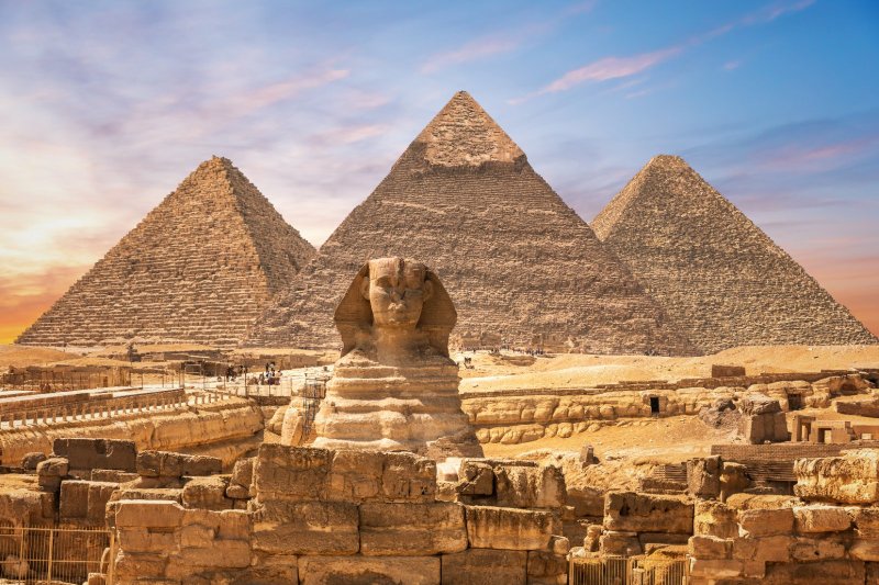 Egipto: la Gran Esfinge junto a las pirámides de Giza