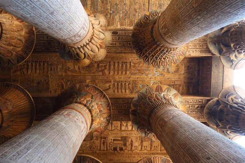 Egipto: relieves y jeroglíficos en el templo de Khnum en Esna
