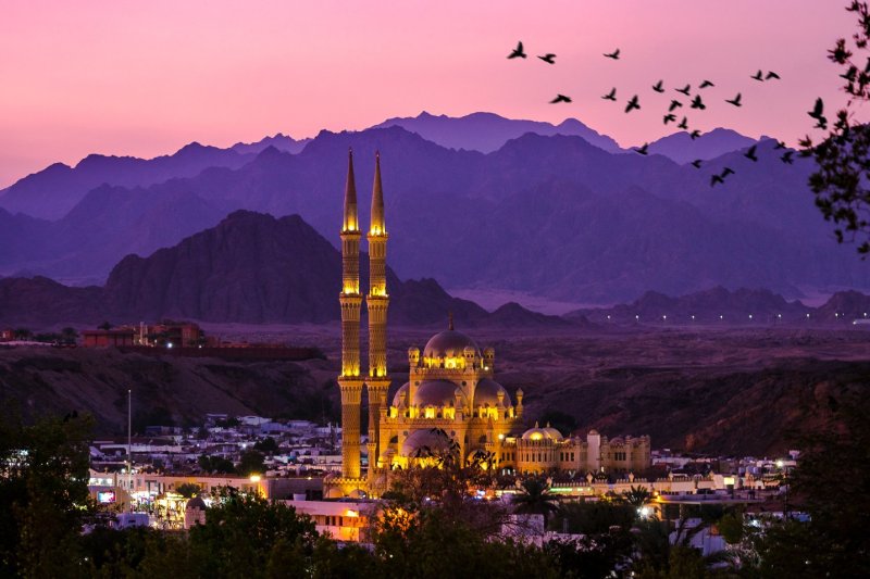 Egipto: mezquita Al-Sahaba iluminada al anochecer en Sharm el-Sheij