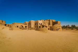 Egipto: edificio tradicional bereber en el oasis de Siwa