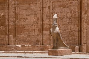 Egipto: estatua de Horus en la entrada del templo de Edfu