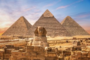 Egipto: la Gran Esfinge junto a las pirámides de Giza