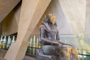 Egipto: el impresionante Gran Museo Egipcio junto a las pirámides