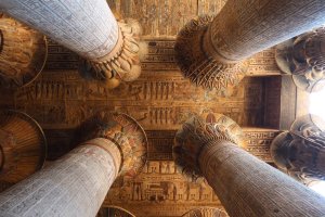 Egipto: relieves y jeroglíficos en el templo de Khnum en Esna
