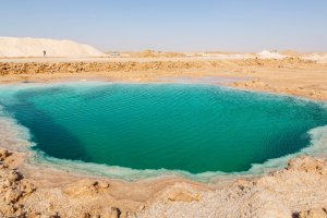 Egipto: lago natural de agua salada en el oasis de Siwa