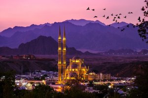 Egipto: mezquita Al-Sahaba iluminada al anochecer en Sharm el-Sheij