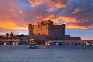 Egipto: la ciudadela de Qaitbay en Alejandría al atardecer
