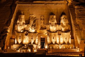 Egipto: estatua de Ramsés II en Abu Simbel de noche
