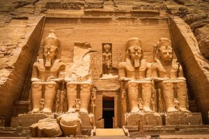 Egipto: fachada del templo de Abu Simbel en Asuán