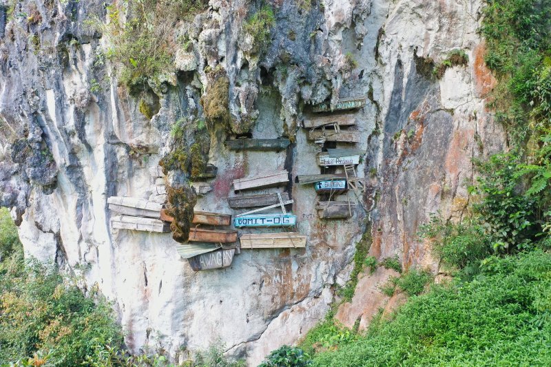 Filipinas: ataúdes colgantes de Sagada en un imponente acantilado
