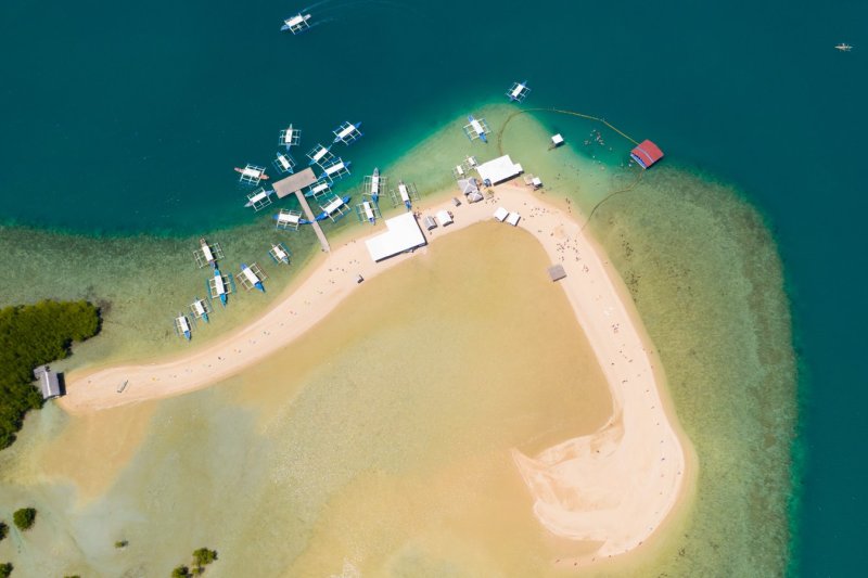 Filipinas: isla de arena blanca y manglares en Luli Island, Palawan