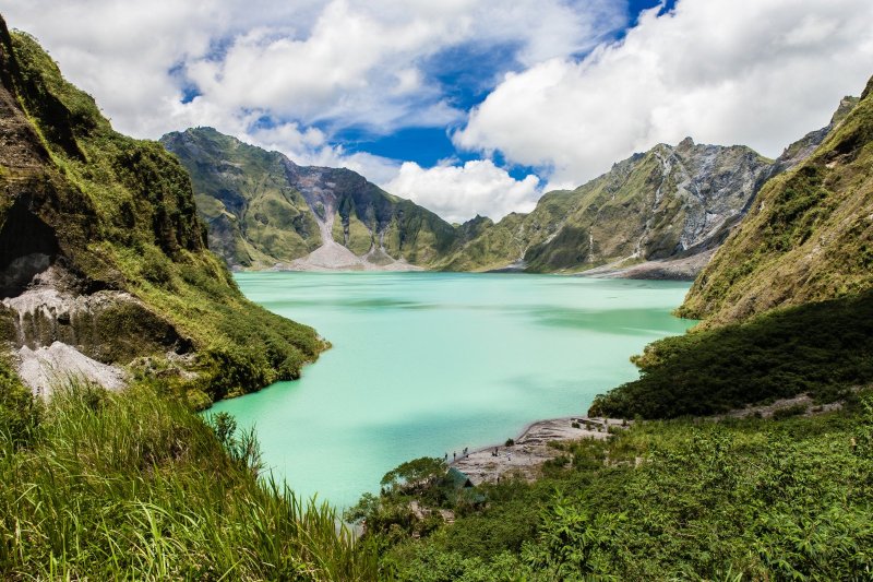 Filipinas: lago turquesa del monte Pinatubo