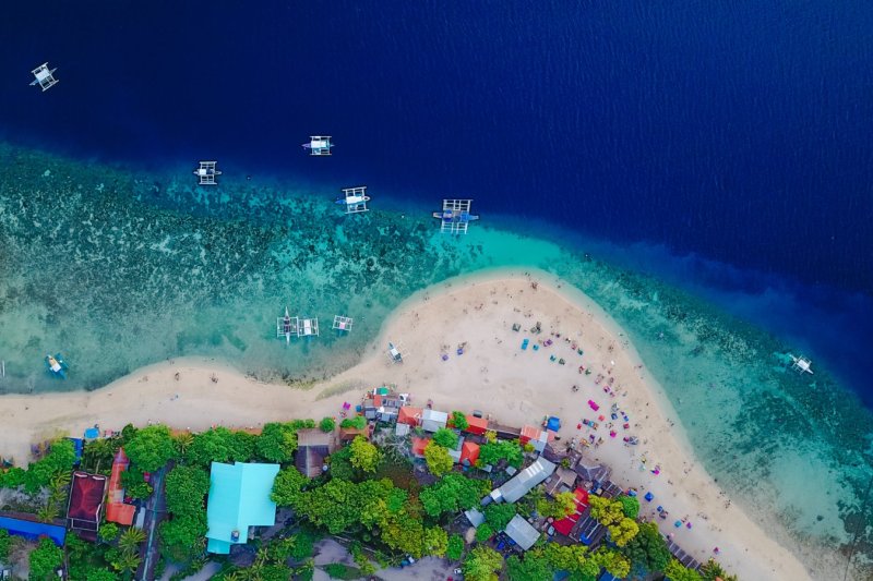 Filipinas: playa de arena blanca y mar cristalino en Sumilon, Cebú