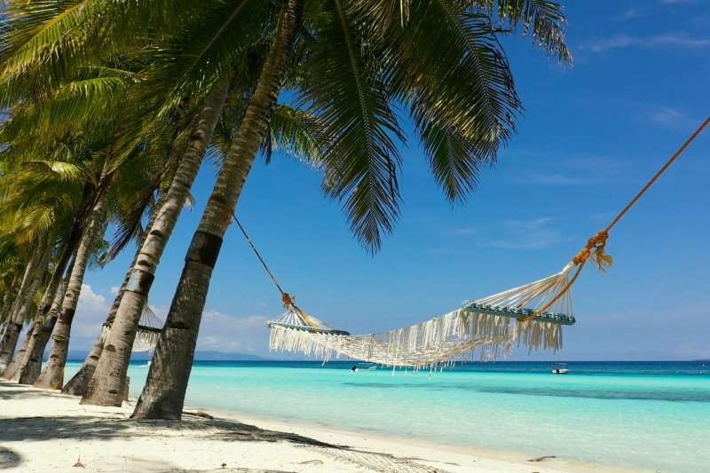 Filipinas: isla tropical con playa de arena y hamaca en Panglao