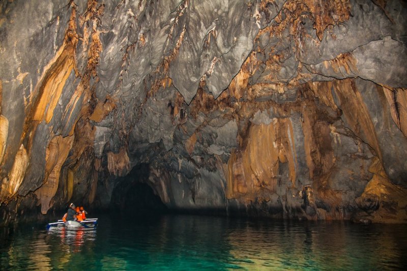 Filipinas: barcos en la cueva del río subterráneo de Puerto Princesa