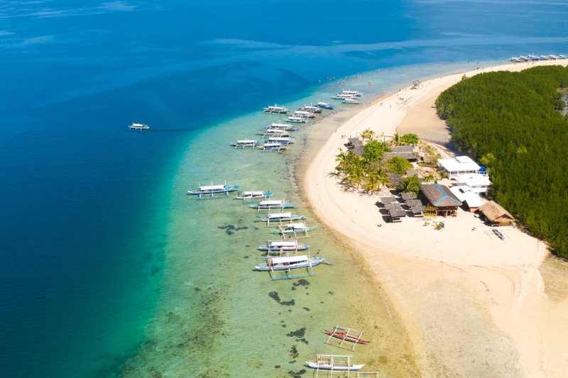 Filipinas: barcos frente a las playas de arena blanca de Starfish Island
