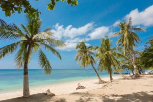 Filipinas: vista paradisíaca de Alona Beach en la isla de Panglao, Bohol