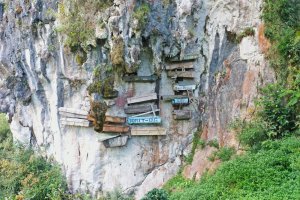 Filipinas: ataúdes colgantes de Sagada en un imponente acantilado