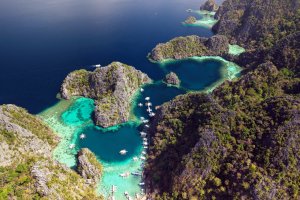 Filipinas: vista aérea de Big Lagoon en El Nido, Palawan, entre islas de piedra caliza y aguas turquesas