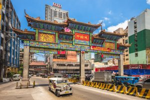 Filipinas: entrada a Binondo Chinatown desde el puente Jones en Manila