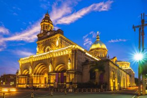 Filipinas: catedral de Manila en Intramuros de noche