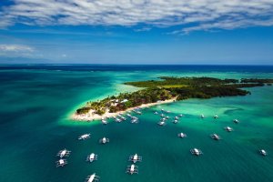Filipinas: vista aérea de Cowrie Island y su banco de arena blanca en Honda Bay