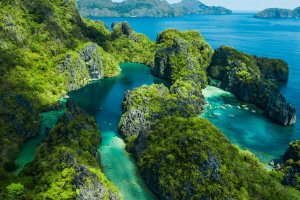 Filipinas: vista aérea de las lagunas y acantilados de El Nido, Palawan