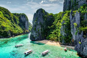 Filipinas: vista aérea de los acantilados y aguas turquesas de El Nido, Palawan