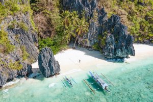 Filipinas: Entalula Beach desde el aire en la bahía de Bacuit, Palawan