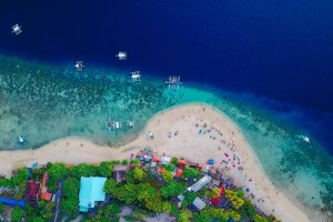 Filipinas: playa de arena blanca y mar cristalino en Sumilon, Cebú