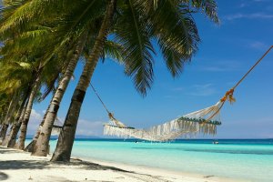 Filipinas: isla tropical con playa de arena y hamaca en Panglao
