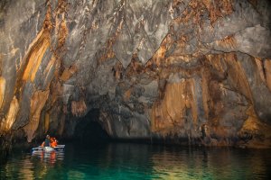 Filipinas: barcos en la cueva del río subterráneo de Puerto Princesa