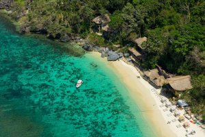 Filipinas: paisaje tropical de Seven Commando Beach, El Nido
