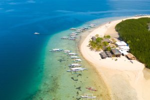 Filipinas: barcos frente a las playas de arena blanca de Starfish Island
