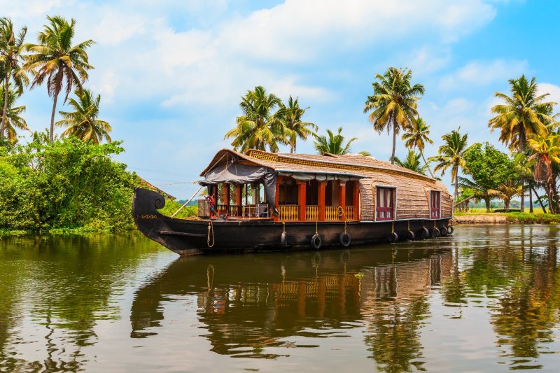 India: casa flotante en los backwaters de Alappuzha, Kerala