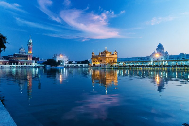 India: Templo Dorado de Amritsar al anochecer, Punyab