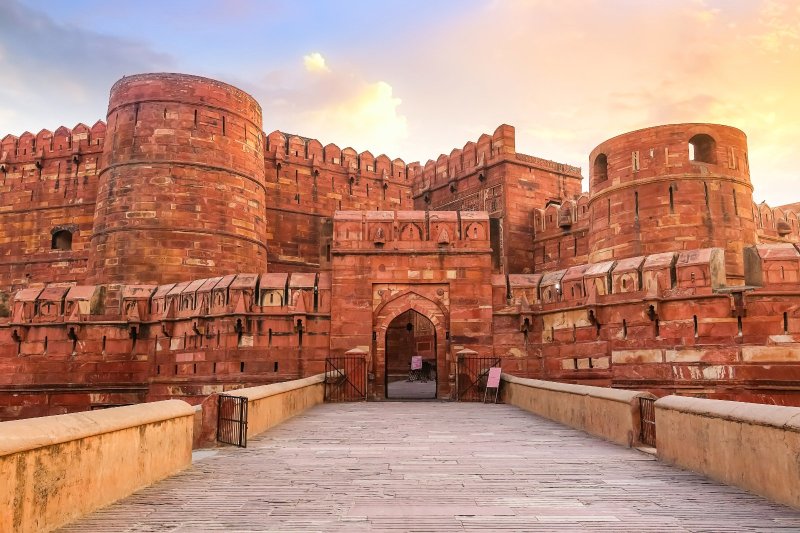 India: murallas de arenisca roja del fuerte de Agra