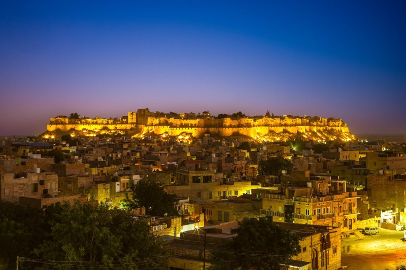 India: vista nocturna del fuerte de Jaisalmer en Rajastán