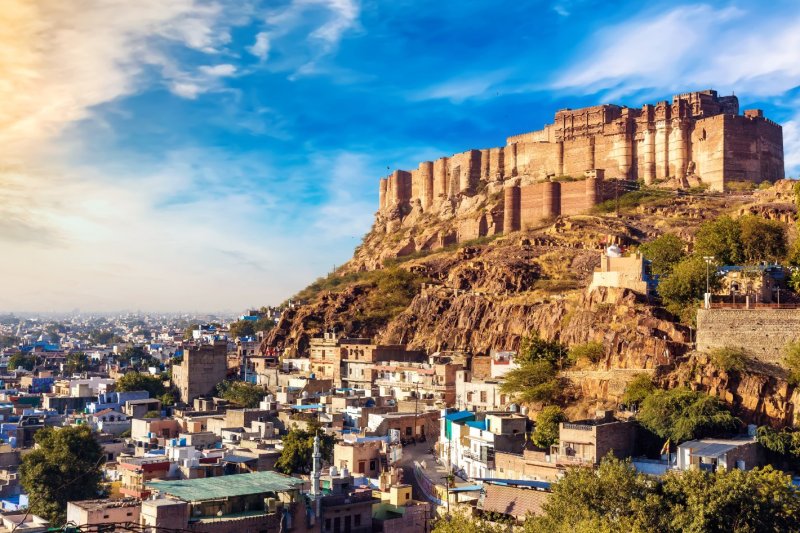 India: fuerte Mehrangarh con vistas a la Ciudad Azul de Jodhpur, Rajastán