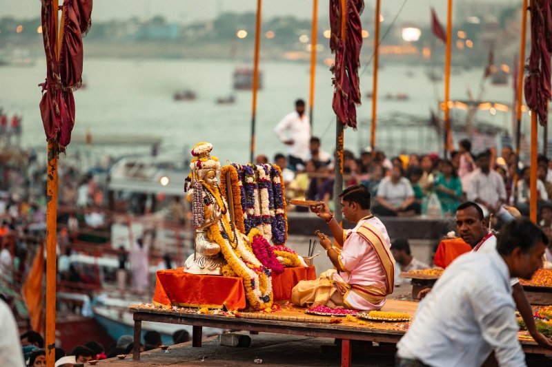 India: sacerdote durante la ceremonia Ganga Aarti en los ghats de Varanasi