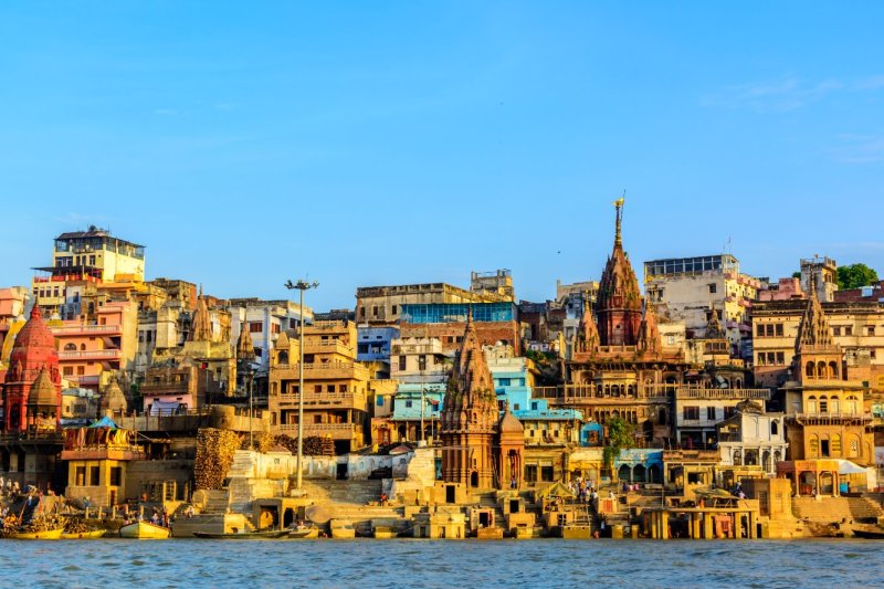 India: ghats sagrados de Varanasi al amanecer