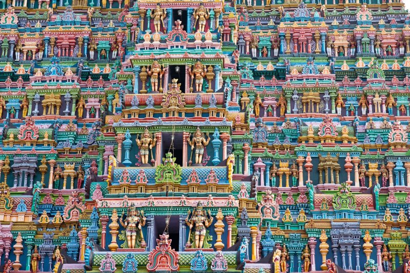 India: zoom en la ornamentación de los gopurams del templo Meenakshi Sundareswarar