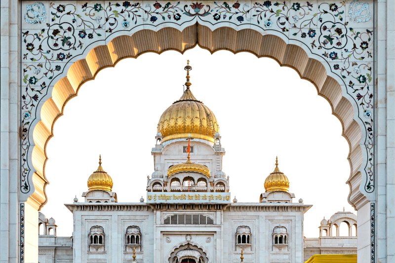 India: el Gurudwara Bangla Sahib visto a través de un arco en Delhi