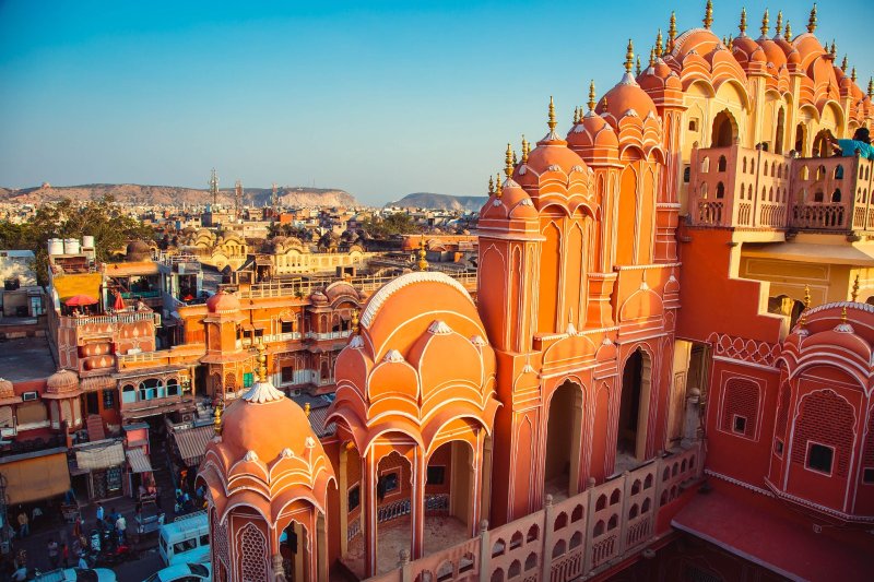 India: vista aérea del Hawa Mahal y su avenida en Jaipur, Rajastán