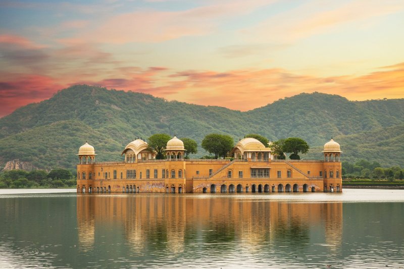 India: Jal Mahal, el palacio del agua sobre el lago Man Sagar en Jaipur