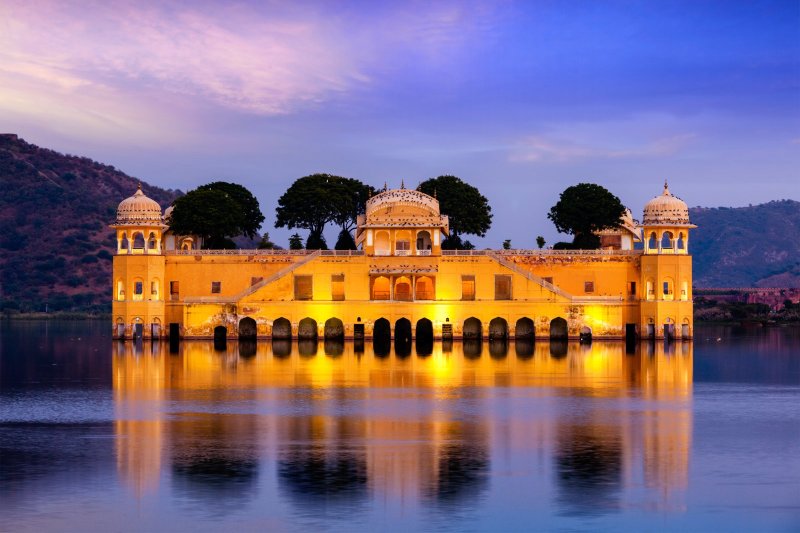 India: el Jal Mahal, palacio sobre el agua en Jaipur, Rajastán